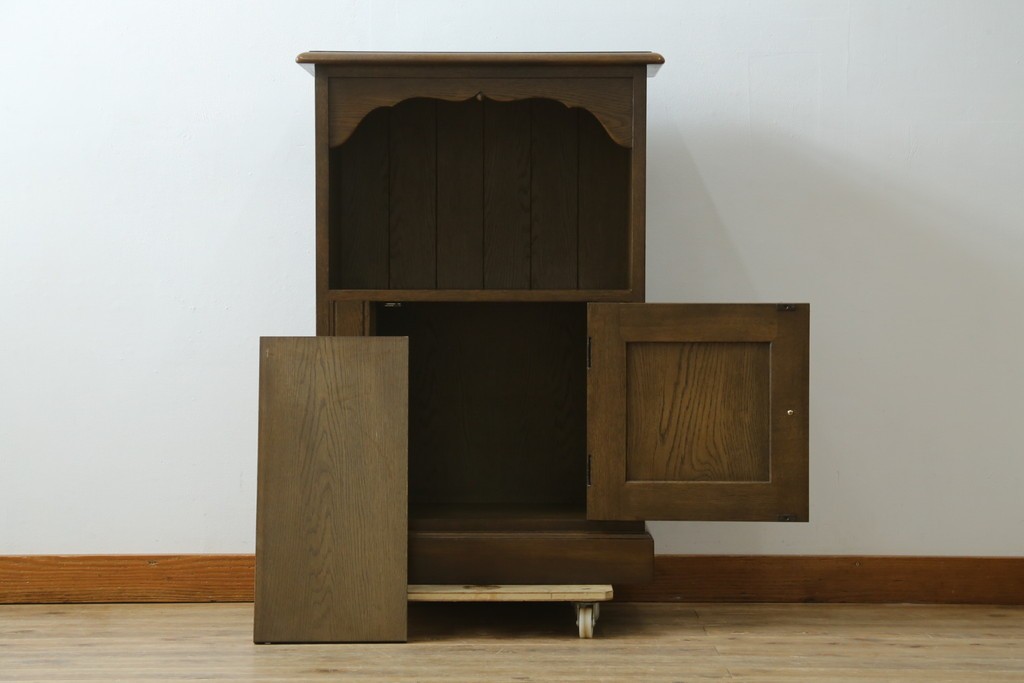 中古　神戸洋家具　オーク材　彫刻入り　落ち着いた色味が魅力的な電話台　(R-076663)