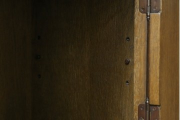 中古　神戸洋家具　オーク材　彫刻入り　落ち着いた色味が魅力的な電話台　(R-076663)