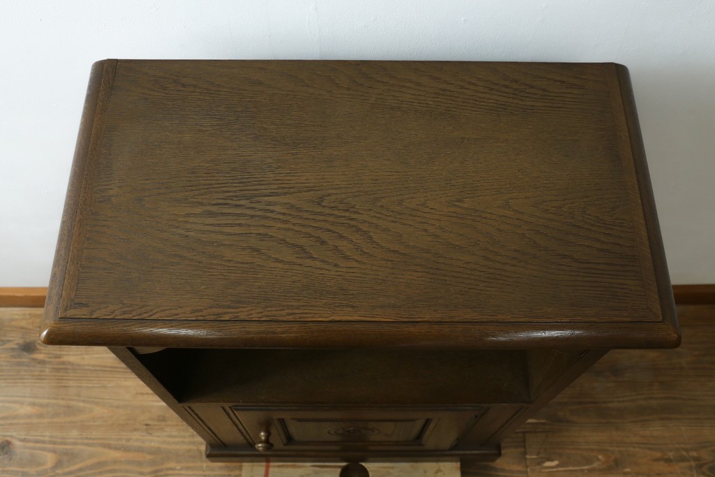 中古　神戸洋家具　オーク材　彫刻入り　落ち着いた色味が魅力的な電話台　(R-076663)
