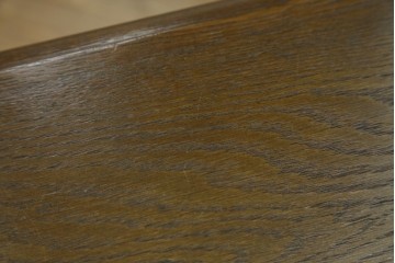 中古　神戸洋家具　オーク材　彫刻入り　落ち着いた色味が魅力的な電話台　(R-076663)