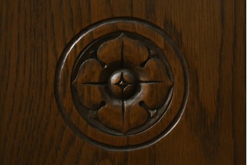 中古　神戸洋家具　オーク材　彫刻入り　落ち着いた色味が魅力的な電話台　(R-076663)