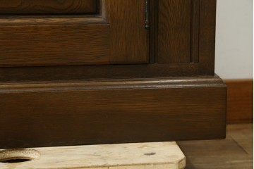 中古　神戸洋家具　オーク材　彫刻入り　落ち着いた色味が魅力的な電話台　(R-076663)