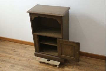 和製ビンテージ　神戸洋家具　オーク材　シックな佇まいが魅力的な彫刻入り電話台(サイドキャビネット、収納棚、戸棚、花台、飾り台、ヴィンテージ)(R-076663)