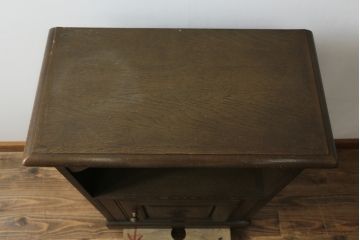 和製ビンテージ　神戸洋家具　オーク材　シックな佇まいが魅力的な彫刻入り電話台(サイドキャビネット、収納棚、戸棚、花台、飾り台、ヴィンテージ)(R-076663)