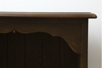 和製ビンテージ　神戸洋家具　オーク材　シックな佇まいが魅力的な彫刻入り電話台(サイドキャビネット、収納棚、戸棚、花台、飾り台、ヴィンテージ)(R-076663)