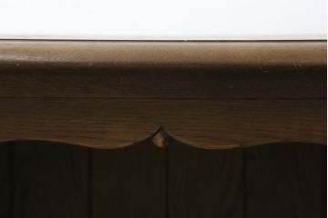 和製ビンテージ　神戸洋家具　オーク材　シックな佇まいが魅力的な彫刻入り電話台(サイドキャビネット、収納棚、戸棚、花台、飾り台、ヴィンテージ)(R-076663)