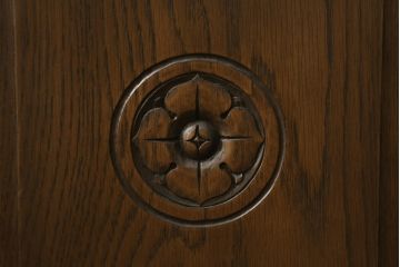 和製ビンテージ　神戸洋家具　オーク材　シックな佇まいが魅力的な彫刻入り電話台(サイドキャビネット、収納棚、戸棚、花台、飾り台、ヴィンテージ)(R-076663)
