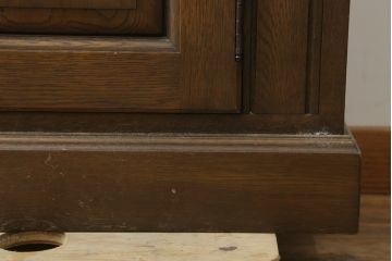 和製ビンテージ　神戸洋家具　オーク材　シックな佇まいが魅力的な彫刻入り電話台(サイドキャビネット、収納棚、戸棚、花台、飾り台、ヴィンテージ)(R-076663)