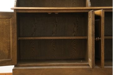 中古　美品　神戸洋家具　オーク材　シックな佇まいが魅力的なカップボード(キャビネット、食器棚、収納棚、戸棚)(R-076666)