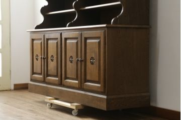 中古　美品　神戸洋家具　オーク材　シックな佇まいが魅力的なカップボード(キャビネット、食器棚、収納棚、戸棚)(R-076666)