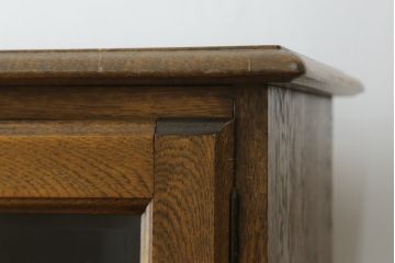 中古　美品　神戸洋家具　オーク材　シックな佇まいが魅力的なカップボード(キャビネット、食器棚、収納棚、戸棚)(R-076666)