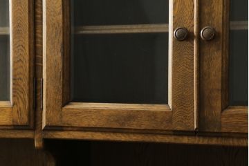中古　美品　神戸洋家具　オーク材　シックな佇まいが魅力的なカップボード(キャビネット、食器棚、収納棚、戸棚)(R-076666)
