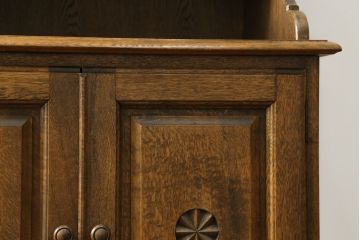 中古　美品　神戸洋家具　オーク材　シックな佇まいが魅力的なカップボード(キャビネット、食器棚、収納棚、戸棚)(R-076666)