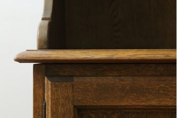 中古　美品　神戸洋家具　オーク材　シックな佇まいが魅力的なカップボード(キャビネット、食器棚、収納棚、戸棚)(R-076666)