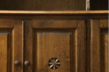 中古　美品　神戸洋家具　オーク材　シックな佇まいが魅力的なカップボード(キャビネット、食器棚、収納棚、戸棚)(R-076666)