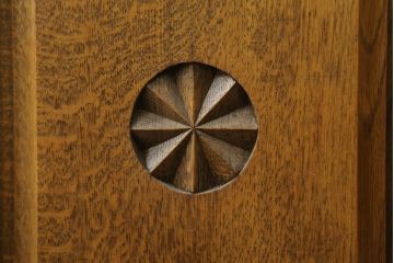 中古　美品　神戸洋家具　オーク材　シックな佇まいが魅力的なカップボード(キャビネット、食器棚、収納棚、戸棚)(R-076666)