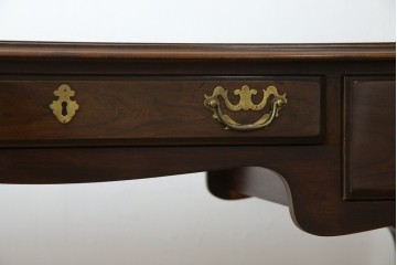 中古　美品　DREXEL HERITAGE(ドレクセルヘリテイジ)　クラシカルな雰囲気漂う猫脚デスク　(R-076668)