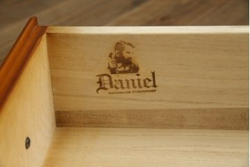 中古　美品　横浜クラシック家具　ダニエル(Daniel)　Etranger(エトランジェ)　E-111　温かみのある色合いと品のある佇まいが魅力の横長チェスト(サイドボード、引き出し)(定価約80万円)(R-076674)