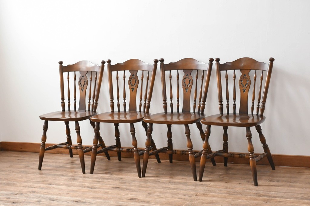 和製ヴィンテージ　飛騨産業　キツツキマーク　カントリースタイルの空間作りにおすすめのダイニングチェア4脚セット　(R-076689)