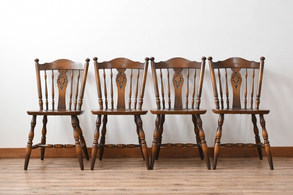 和製ヴィンテージ　飛騨産業　キツツキマーク　カントリースタイルの空間作りにおすすめのダイニングチェア4脚セット　(R-076689)