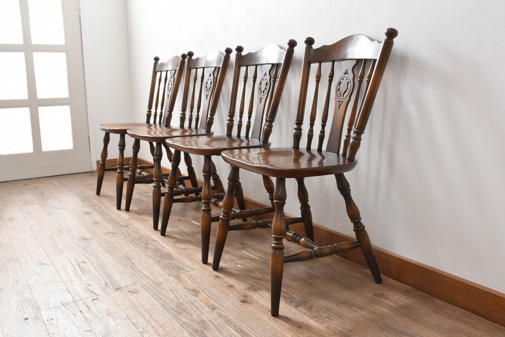 和製ヴィンテージ　飛騨産業　キツツキマーク　カントリースタイルの空間作りにおすすめのダイニングチェア4脚セット　(R-076689)