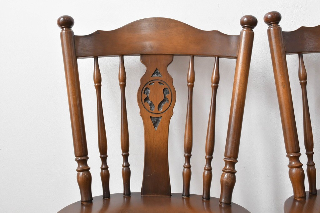 和製ヴィンテージ　飛騨産業　キツツキマーク　カントリースタイルの空間作りにおすすめのダイニングチェア4脚セット　(R-076689)