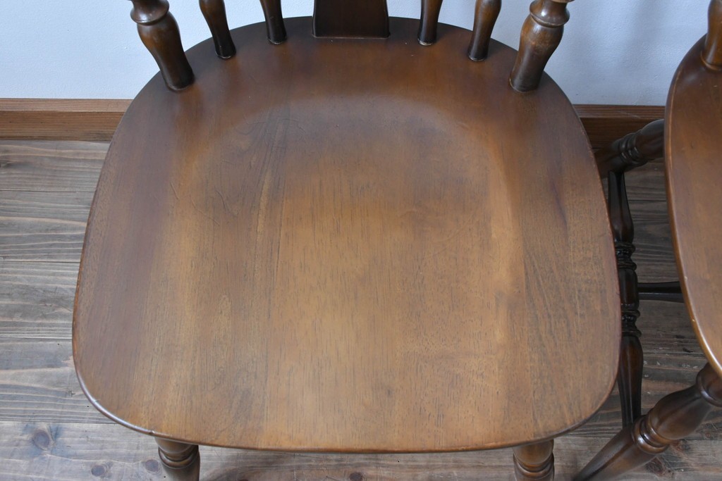 和製ヴィンテージ　飛騨産業　キツツキマーク　カントリースタイルの空間作りにおすすめのダイニングチェア4脚セット　(R-076689)