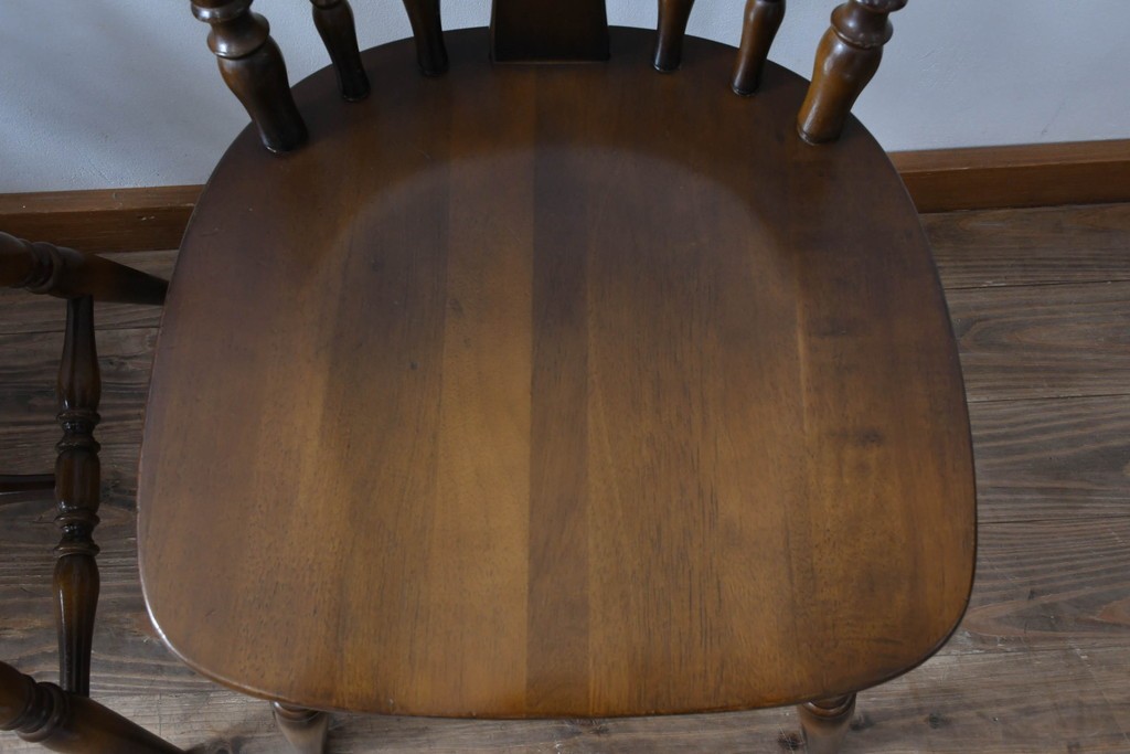 和製ヴィンテージ　飛騨産業　キツツキマーク　カントリースタイルの空間作りにおすすめのダイニングチェア4脚セット　(R-076689)