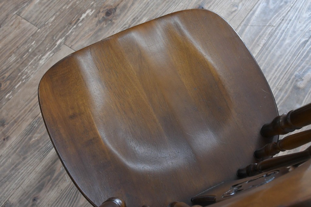 和製ヴィンテージ　飛騨産業　キツツキマーク　カントリースタイルの空間作りにおすすめのダイニングチェア4脚セット　(R-076689)