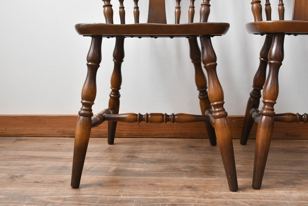 和製ヴィンテージ　飛騨産業　キツツキマーク　カントリースタイルの空間作りにおすすめのダイニングチェア4脚セット　(R-076689)