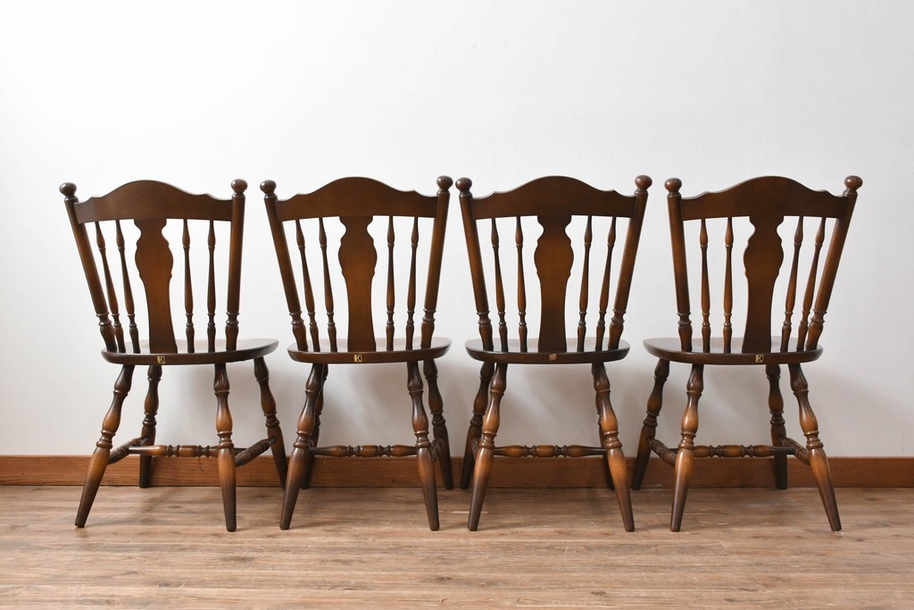 和製ヴィンテージ　飛騨産業　キツツキマーク　カントリースタイルの空間作りにおすすめのダイニングチェア4脚セット　(R-076689)