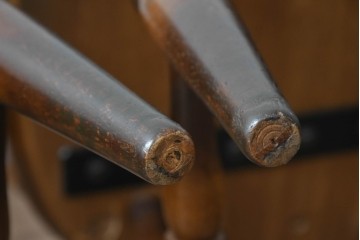 和製ヴィンテージ　飛騨産業　キツツキマーク　カントリースタイルの空間作りにおすすめのダイニングチェア4脚セット　(R-076689)