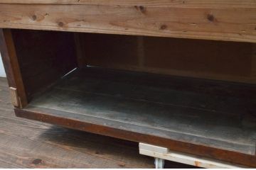 和製アンティーク　パタパタ扉付き　ナチュラルな雰囲気のお部屋にも合わせやすいレトロなローボード(サイドボード、リビングボード、テレビ台、テレビボード、収納棚、戸棚)(R-076692)