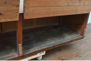 和製アンティーク　パタパタ扉付き　ナチュラルな雰囲気のお部屋にも合わせやすいレトロなローボード(サイドボード、リビングボード、テレビ台、テレビボード、収納棚、戸棚)(R-076692)
