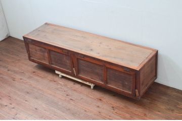 和製アンティーク　パタパタ扉付き　ナチュラルな雰囲気のお部屋にも合わせやすいレトロなローボード(サイドボード、リビングボード、テレビ台、テレビボード、収納棚、戸棚)(R-076692)