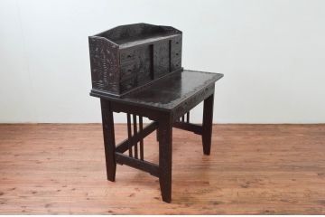 和製ビンテージ　希少な古い時代の軽井沢彫りデスクとスツールのセット(ワークデスク、机、椅子、イス、板座チェア、在宅用、在宅ワーク用)(R-076694)