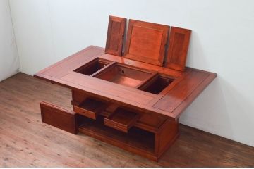 中古　未使用展示品　民芸家具　楡(ニレ)材　2way　ぬくもり感じる鮮やかな木色が素敵な収納付き囲炉裏テーブル(関西火鉢、長火鉢、木製火鉢、2人掛け、4人掛け、ダイニングテーブル、食卓、座卓、ローテーブル、センターテーブル、リビングテーブル)(R-076703)
