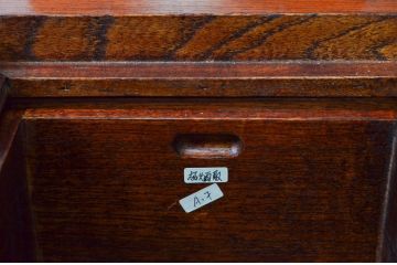 中古　未使用展示品　民芸家具　楡(ニレ)材　2way　ぬくもり感じる鮮やかな木色が素敵な収納付き囲炉裏テーブル(関西火鉢、長火鉢、木製火鉢、2人掛け、4人掛け、ダイニングテーブル、食卓、座卓、ローテーブル、センターテーブル、リビングテーブル)(R-076703)