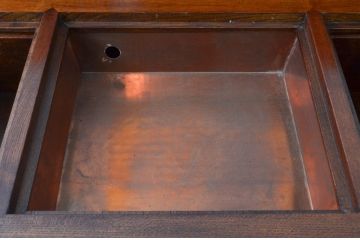 中古　未使用展示品　民芸家具　楡(ニレ)材　2way　ぬくもり感じる鮮やかな木色が素敵な収納付き囲炉裏テーブル(関西火鉢、長火鉢、木製火鉢、2人掛け、4人掛け、ダイニングテーブル、食卓、座卓、ローテーブル、センターテーブル、リビングテーブル)(R-076703)