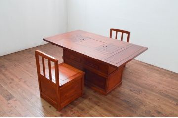 中古　未使用展示品　民芸家具　楡(ニレ)材　2way　ぬくもり感じる鮮やかな木色が素敵な収納付き囲炉裏テーブル(関西火鉢、長火鉢、木製火鉢、2人掛け、4人掛け、ダイニングテーブル、食卓、座卓、ローテーブル、センターテーブル、リビングテーブル)(R-076703)