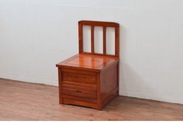 中古　未使用展示品　民芸家具　楡(ニレ)材　温かみのある色味が魅力的な収納付き囲炉裏チェア(椅子、ダイニングチェア、板座チェア)(R-076704)