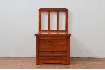 中古　未使用展示品　民芸家具　楡(ニレ)材　温かみのある色味が魅力的な収納付き囲炉裏チェア(椅子、ダイニングチェア、板座チェア)(R-076704)