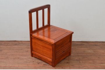 中古　未使用展示品　民芸家具　楡(ニレ)材　温かみのある色味が魅力的な収納付き囲炉裏チェア(椅子、ダイニングチェア、板座チェア)(R-076704)