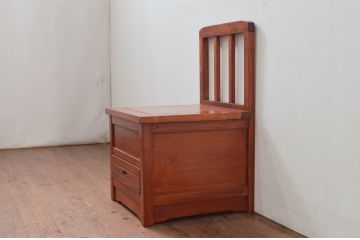 中古　未使用展示品　民芸家具　楡(ニレ)材　温かみのある色味が魅力的な収納付き囲炉裏チェア(椅子、ダイニングチェア、板座チェア)(R-076704)