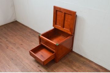 中古　未使用展示品　民芸家具　楡(ニレ)材　温かみのある色味が魅力的な収納付き囲炉裏チェア(椅子、ダイニングチェア、板座チェア)(R-076704)
