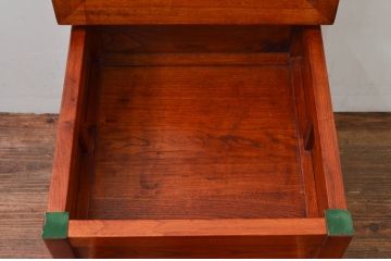 中古　未使用展示品　民芸家具　楡(ニレ)材　温かみのある色味が魅力的な収納付き囲炉裏チェア(椅子、ダイニングチェア、板座チェア)(R-076704)