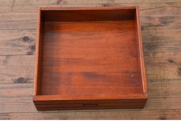中古　未使用展示品　民芸家具　楡(ニレ)材　温かみのある色味が魅力的な収納付き囲炉裏チェア(椅子、ダイニングチェア、板座チェア)(R-076704)