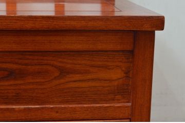 中古　未使用展示品　民芸家具　楡(ニレ)材　温かみのある色味が魅力的な収納付き囲炉裏チェア(椅子、ダイニングチェア、板座チェア)(R-076704)