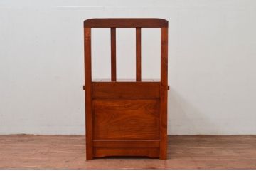 中古　未使用展示品　民芸家具　楡(ニレ)材　温かみのある色味が魅力的な収納付き囲炉裏チェア(椅子、ダイニングチェア、板座チェア)(R-076704)