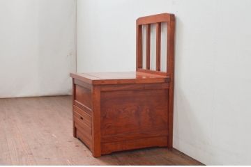 中古　未使用展示品　民芸家具　楡(ニレ)材　温かみのある色味が魅力的な収納付き囲炉裏チェア(椅子、ダイニングチェア、板座チェア)(R-076705)
